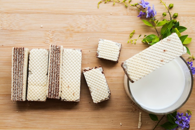 collation dessert gaufrette laits sur bois