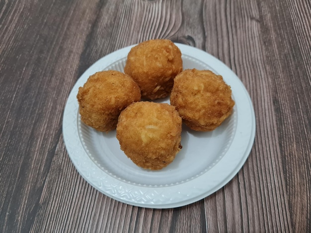 Une collation de forme ronde à base de tofu et de nouilles au goût savoureux est appelée tofu rond