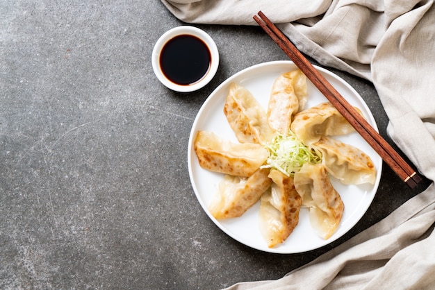 Collation japonaise de gyoza ou de boulettes