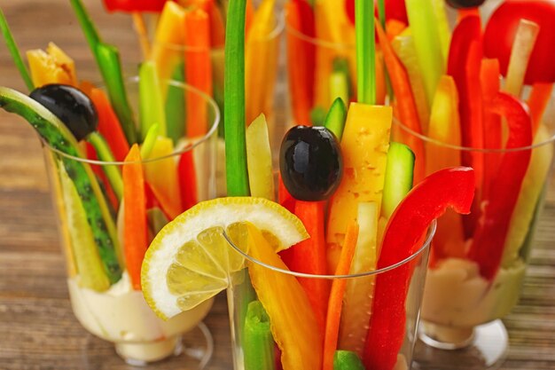 Collation de légumes en verrerie sur une table en bois libre