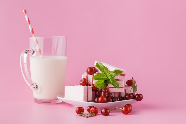 Collation matinale pour enfants avec des bonbons aux cerises