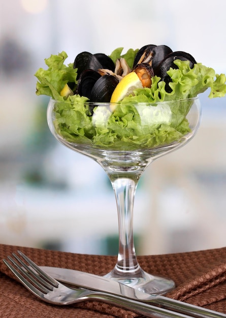 Une collation de moules et de citron sur un vase sur une table en bois sur le fond de la pièce