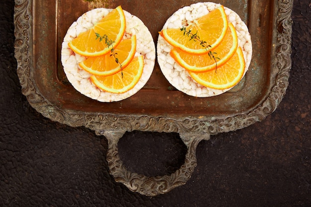 Collation avec pain de riz et fruits frais