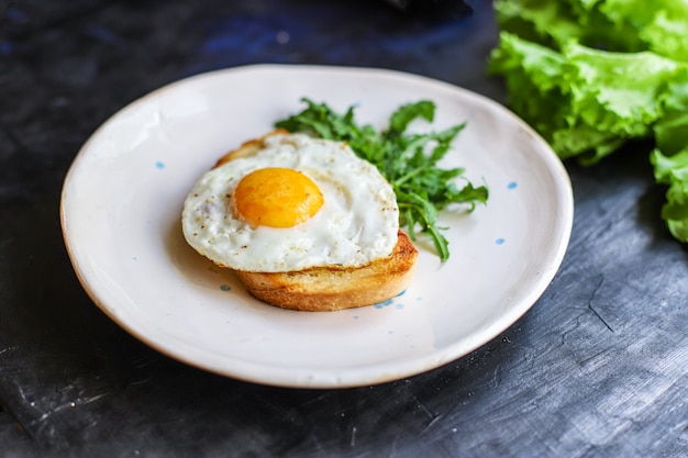 Collation petit-déjeuner œuf frit et pain grillé