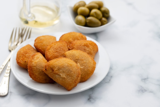 Collation portugaise typique avec de la viande