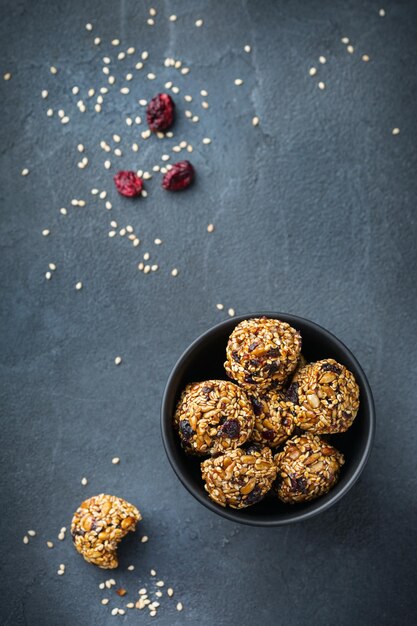 Collation saine de superfood de boules d'énergie protéinées faites à la main