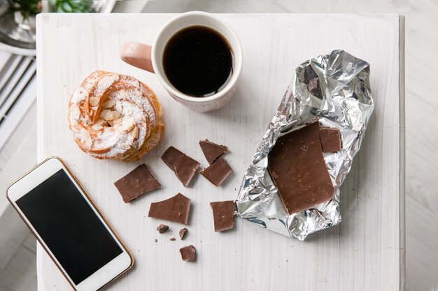 Collation savoureuse. Vue de dessus de café et de bonbons. Bonjour concept