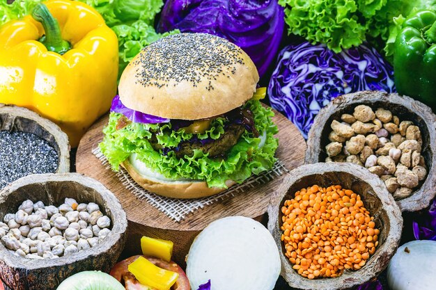 Collation végétalienne, burger végétalien sans viande, à base de pain de grains entiers, de protéines, de litchi, de légumes et de pois chiches.