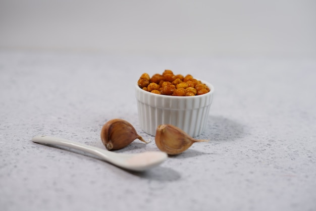 Collation végétalienne saine, pois chiches grillés épicés dans un bol.