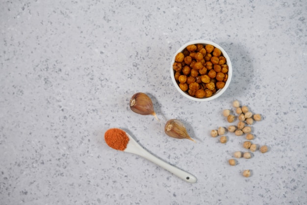 Collation végétalienne saine, pois chiches grillés épicés dans un bol.