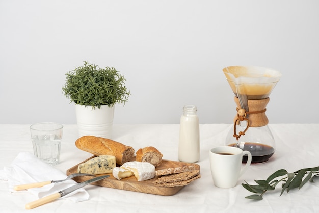 Collations au fromage et savoureuse tasse de café frais