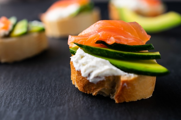 Collations, bruschetta au fromage à la crème, avocat et saumon