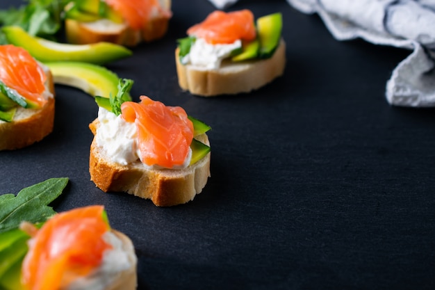 Collations, bruschetta au fromage à la crème, avocat et saumon