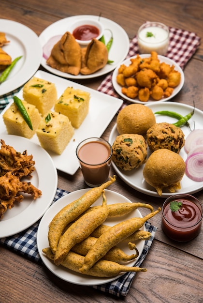 Les collations indiennes à l'heure du thé en groupe comprennent Veg Samosa, Kachori, kachaudi, aloo bonda, khaman dhokla, pain, oignon, piment et moong pakora, pakoda, bhaji, bhajji, Bhajiya, bajji avec sauces