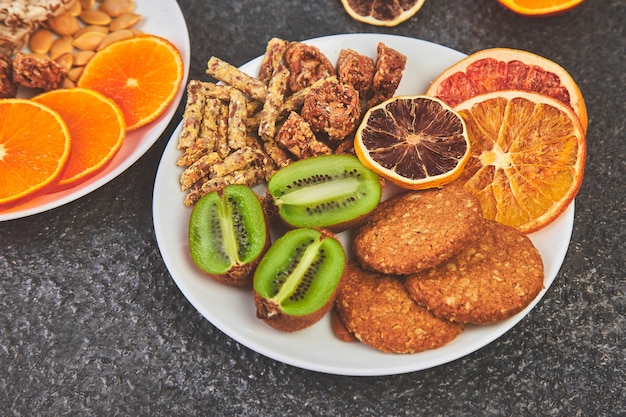 Collations saines - variété de barres granola à l'avoine, crips de riz, amande, kiwi, orange séchée