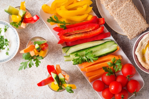 Collations santé. Légumes et houmous