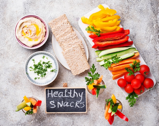 Collations santé. Légumes et houmous