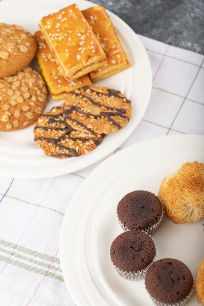 Des collations sucrées placées sur une table en pierre.