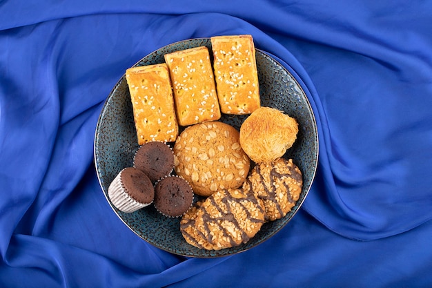 Des collations sucrées placées sur une table en pierre.