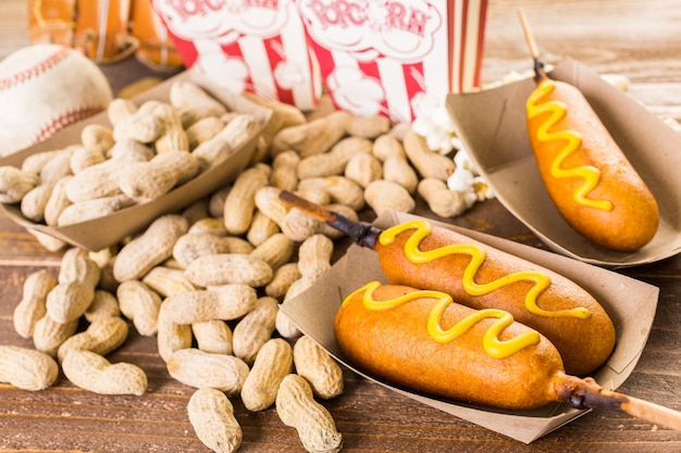 Les collations traditionnelles du jour du match comprenaient des corndogs et des cacahuètes salées sur une planche de bois.