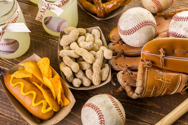 Les collations traditionnelles du jour du match comprenaient des corndogs et des cacahuètes salées sur une planche de bois.