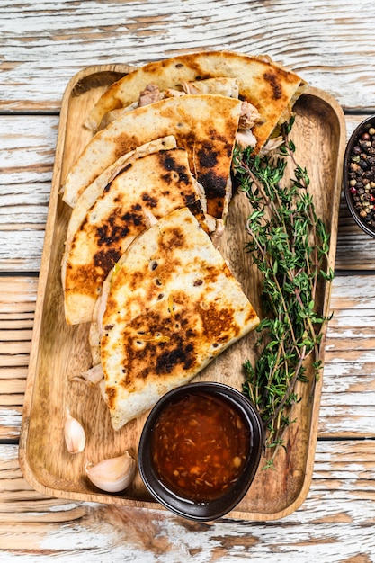 Photo collations végétariennes quesadilla avec des légumes et du fromage sur un plateau en bois.