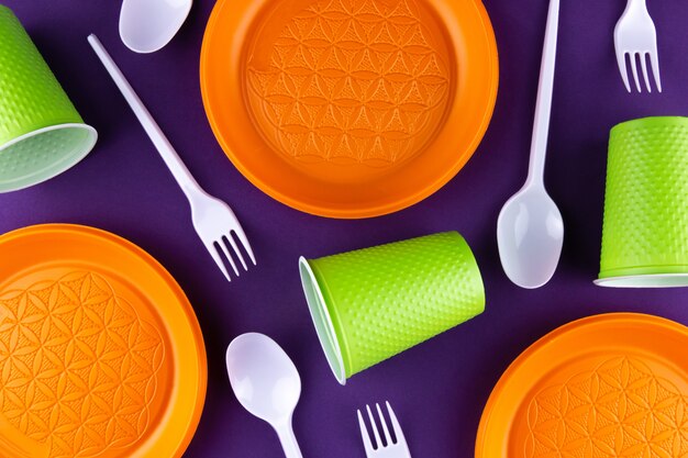 Collecte De Dechets En Plastique Vert Orange Sur Violet