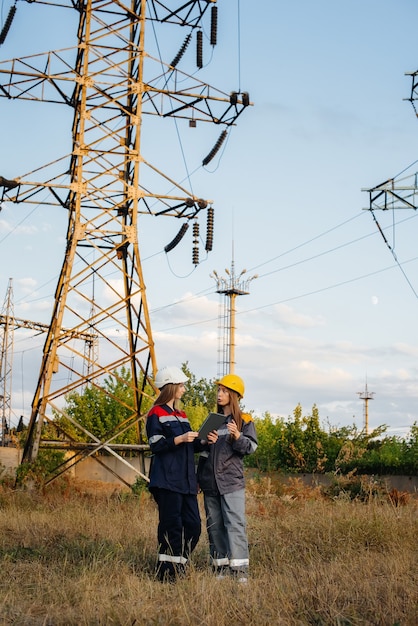 Le collectif de femmes des travailleurs de l'énergie procède à une inspection des équipements et des lignes électriques. Énergie.