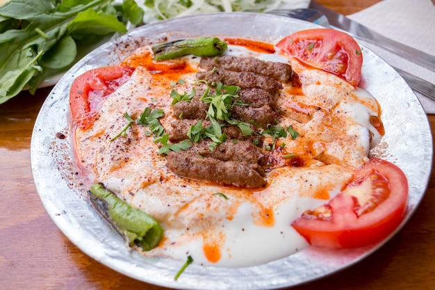 Collection d'aliments turcs traditionnels délicieux; Manisa Kebab, boulette de viande grillée au yaourt