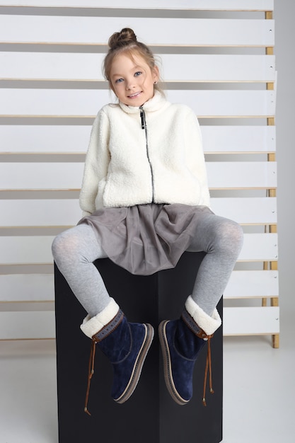 Collection d'automne de vêtements pour enfants et adolescents. Vestes et manteaux pour le froid et l'automne