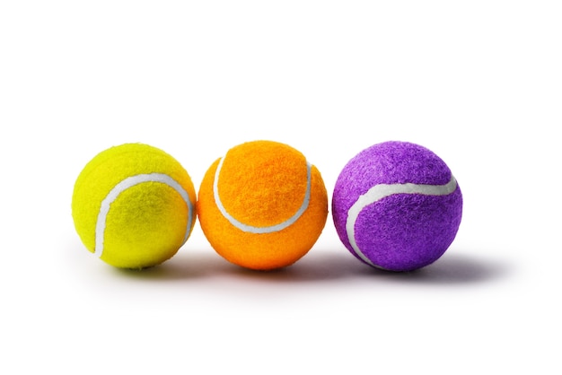 Collection de balles de tennis sur fond blanc