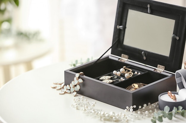 Collection de bijouterie dans une boîte à bijoux