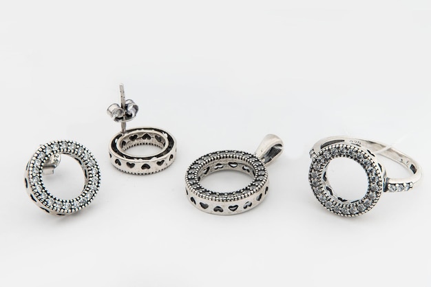 Collection de bijoux en argent avec cristaux dans un style minimaliste Ensemble de boucles d'oreilles en argent et collier en argent