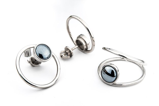 Collection de bijoux en argent avec cristaux dans un style minimaliste Ensemble de boucles d'oreilles en argent et collier en argent