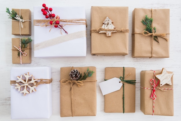Collection de boîtes-cadeaux de cadeau rustique de Noël avec étiquette pour joyeux Noël et nouvel an. Vue d'en-haut. Creative mise en page à plat et vue de dessus.