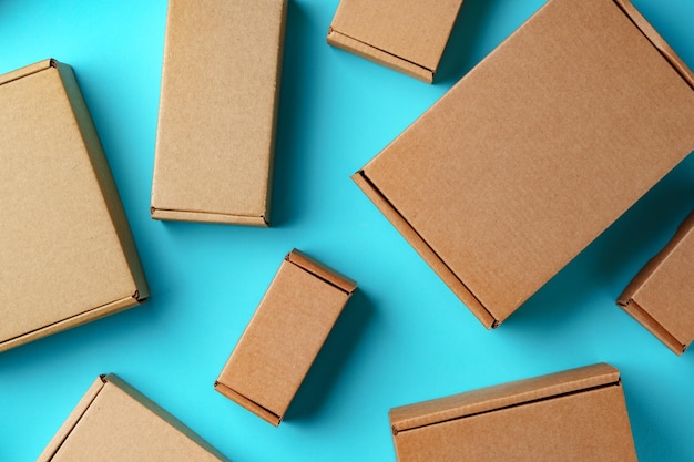 Une collection de boîtes en carton disposées sur une surface bleu vif