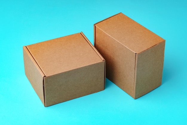 Une collection de boîtes en carton disposées sur une surface bleu vif