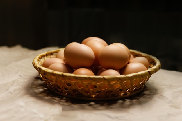 Collection de bols rustiques d'œufs boîte d'artisanat de Pâques avec des œufs bruns sur fond écologique œufs de poulet