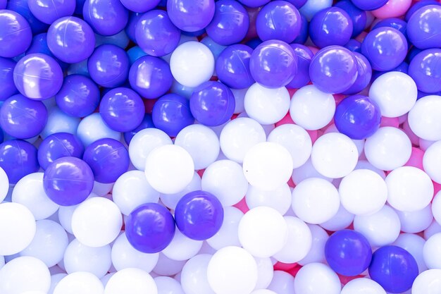 Collection de boules violettes et blanches dans un boz