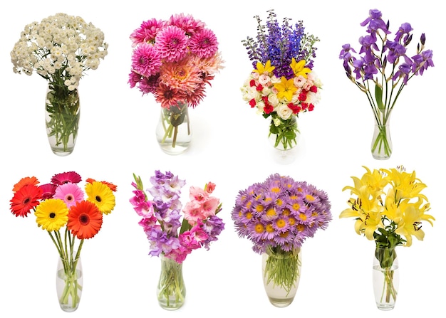 Collection de bouquets de fleurs aster millefeuille gerbera delphinium dahlia glaïeul rose lys iris dans des vases isolés sur fond blanc vue de dessus plat