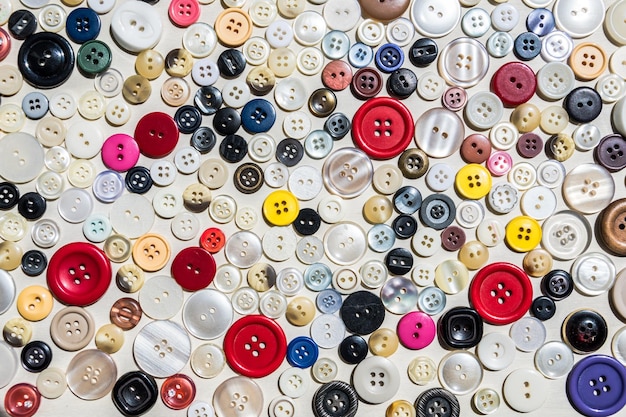 Photo collection de boutons de vêtements de différentes tailles et couleurs.