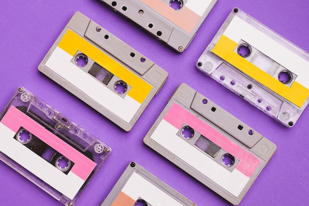 Collection de cassettes sur fond violet