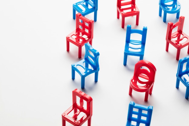 Collection de chaises bleues et rouges