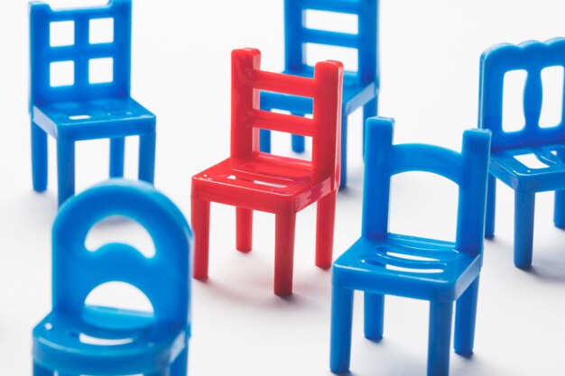 Collection de chaises avec un impair