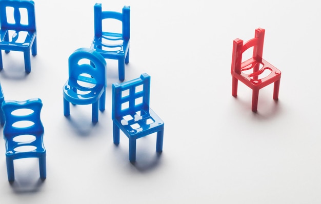 Collection de chaises avec un impair