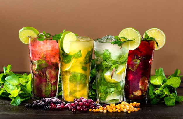 Collection de cocktails tropicaux colorés