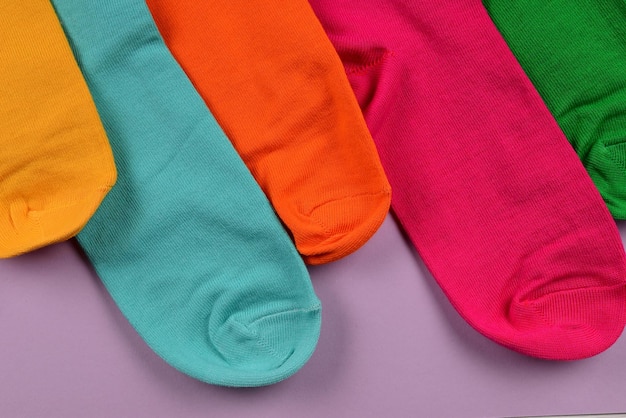 Collection colorée de chaussettes en coton