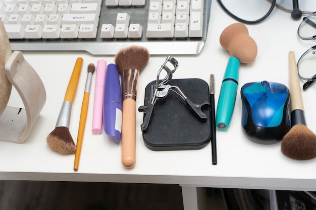 Collection de cosmétiques et ustensiles de maquillage sur un bureau. notion de beauté.