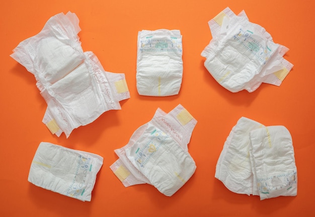 Collection de couches pour bébés sur fond de couleur orange