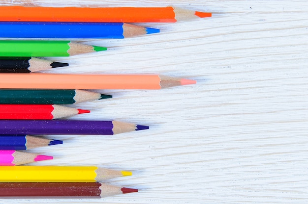Collection de crayons de couleur sur fond blanc.